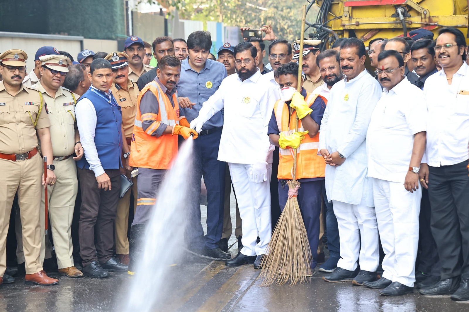 सर्वंकष स्वच्छता अभियानांतर्गत वागळे प्रभाग समितीमधील बीएमसी पाईप लाईन पुलावर मुख्यमंत्री एकनाथ शिंदे यांचा स्वच्छता पाहणी दौरा….